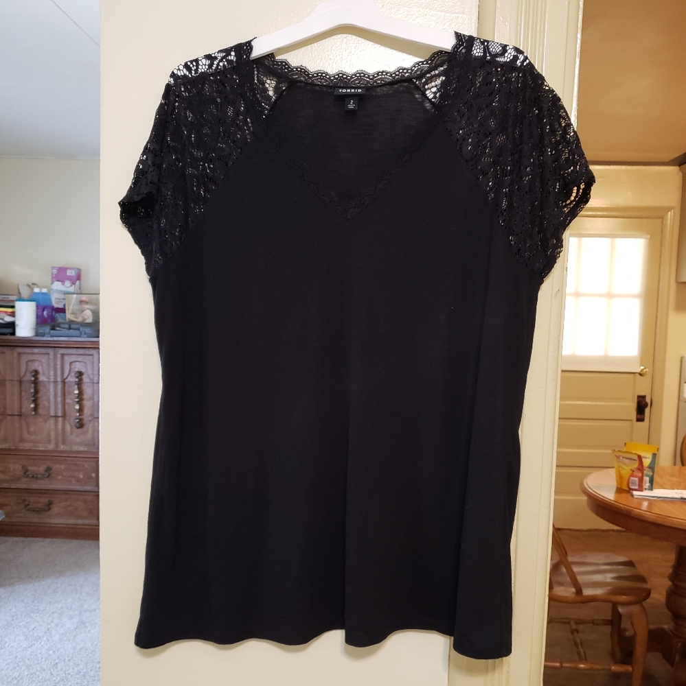 Torrid soft & stretchy black v-neck top w/ lace sleeves sz 2X in great condition